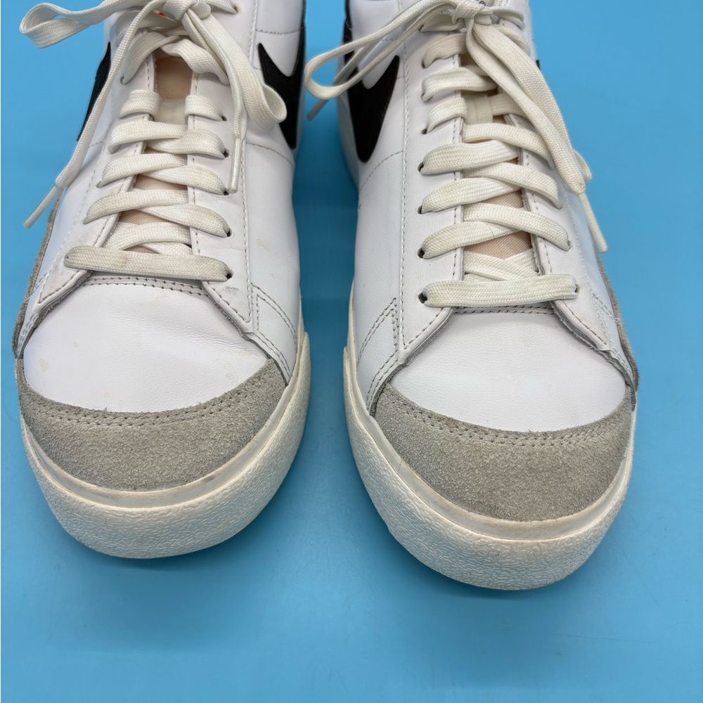 Nike White Black Low-Top Sneakers - Picture 6 of 10